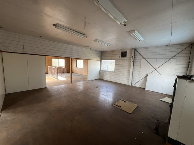 売倉庫　鏡町内田の内装