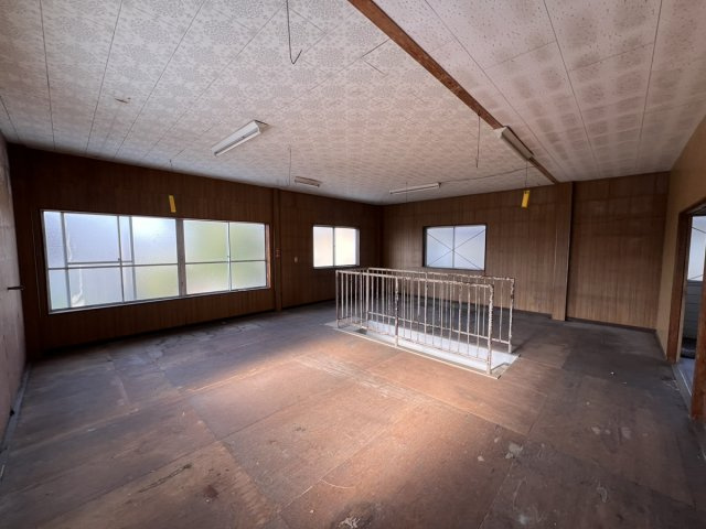 売倉庫　鏡町内田の内装