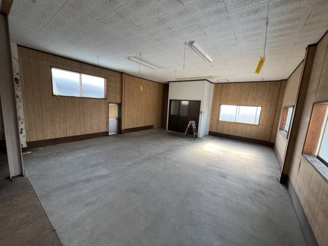 売倉庫　鏡町内田の内装