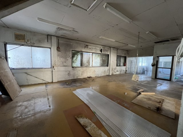 売倉庫　鏡町内田の内装