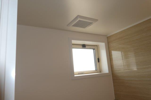 倉敷市真備町川辺のアパートの浴室|浴室換気扇・窓