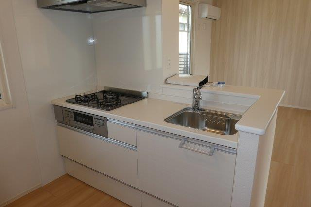 倉敷市真備町川辺のアパートのキッチン|３口ガスコンロ付きシステムキッチン