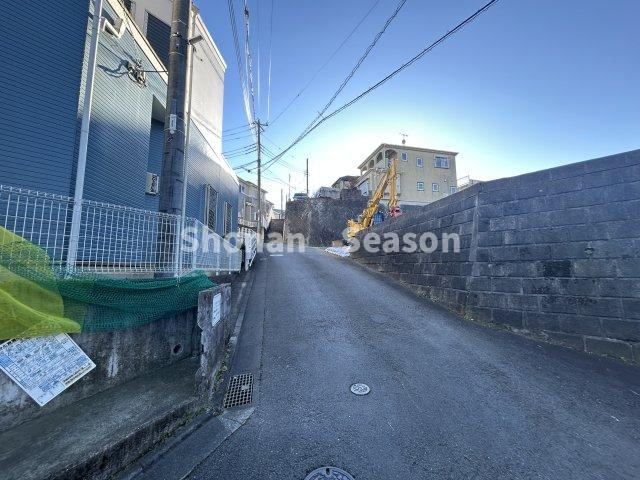 【前面道路含む現地写真】 | 「建築条件なし」なので自由度高く、住宅用地としてマイホーム（二世帯・平屋他）の建築も可能ですよ♪