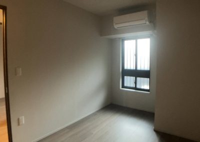 【洋室】 | リーフィアレジデンス橋本 | 洋室のメリットは重い家具が置きやすく、身の回りが整理しやすいことです。 床がフローリングのため畳とは異なり凹みにくいです。 クローゼットなど収納が豊富で、普段使わない旅行カバンや服の整頓も簡単にです。