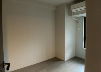 【寝室】 | リーフィアレジデンス橋本 | 寝室でゆっくりと過ごすためにはベッド周りの適度な空間を担保することや窓の位置、照明の明るさ、寝室の広さなどを考える必要があります。自身や家族の構成とライフスタイルに併せて寝室にする部屋を選びましょう！