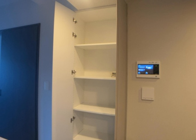 【収納】 | リーフィアレジデンス橋本 | デザイン性を重視しすぎて収納が少なかった！なんてことにならないため、事前に現地で収納の数を確認しておくことをお勧めします。クローゼット以外にも床下収納や屋根裏収納、パントリーなどもチェックしましょう。