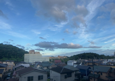 【展望】 | リーフィアレジデンス橋本 | 眺望の良さを楽しめるダイニングキッチンで家族団らんの時間を過ごしてはいかがでしょうか。バルコニーから見える景色を家族で眺める時間は、時間が経つのを忘れてしまいそうですね。是非、現地を見に行きましょう！