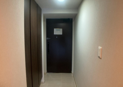 【玄関】 | リーフィアレジデンス橋本 | 玄関は家の顔でもあり、家族以外の目にも止まる場所です。玄関は外との間を仕切る扉、靴などをしまっておく収納スペース、靴脱ぎのたたきスペース、来客とのやり取りをするドアホンなど複数のアイテムからなります。