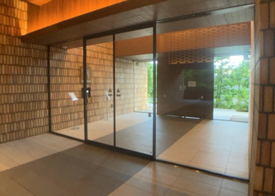 【エントランス】 | リーフィアレジデンス橋本 | マンションのエントランスには、もともと風よけや防犯の役割がありますが、マンションによって宅配ボックスなどの設備が備わっている所もあります。日々の生活をイメージしながら生活しやすさをチェックしましょう。