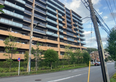 【外観】 | リーフィアレジデンス橋本 | 外観はマンション管理がされているかの目安になります。築年数が古いと、壁面は劣化してひび割れが生じることも！建物が古びていても細かいところが修繕されていると、きちんと管理されているなぁと感じるでしょう。