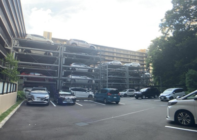 【駐車場】 | リーフィアレジデンス橋本 | 車一台あたりに必要なスペースは、標準サイズの普通自動車で横幅2m50cm、長さ5mは必要になります。ただし、乗降のことも考慮して横幅3m30cm、長さ5m50cmほどは確保できるところを選びましょう。