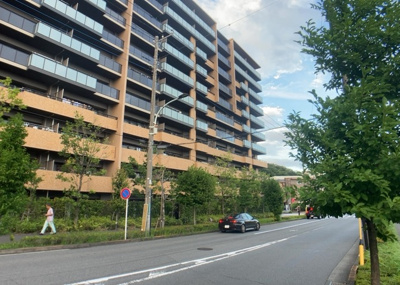 【外観】 | リーフィアレジデンス橋本 | マンションの外観は非常に重要なポイントです！外観の善し悪しは資産価値に大きな影響を与えます。外観のいいマンションを購入することで、高値で売却がしやすく、買い手が見つかりやすいというメリットがあります。