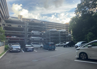 【駐車場】 | リーフィアレジデンス橋本 | 駐車場と明記されていても、最小スペースでつくられた駐車場だと大型車は駐車できなかったり、出入りしにくくなったりする可能性があります。お車のサイズと購入したい物件の駐車場のサイズを現地で確認しましょう。