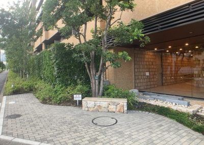 【庭】 | リーフィアレジデンス橋本 | 物件によっては、入居者が個人的に使用できる専用庭がついているものもあります。また、住宅の中にある土間の部分を庭と呼ぶこともあります。庭の用途は住む人によって変わり、それによってデザインもさまざまです。