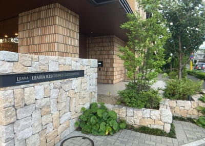 【中庭】 | リーフィアレジデンス橋本 | 中庭（パティオ）とは、一つの建築物の内部に設けられた、壁などで囲われている庭のことを指します。コの字型、ロの字型が主流ですが、L字型の中庭もあります。最近では、インテリア性の高さからも人気があります。