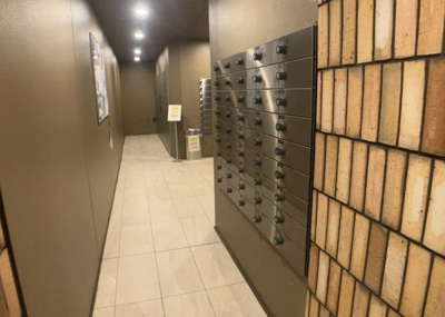 【設備】 | リーフィアレジデンス橋本 | エントランス付近に設置されている集合ポストは、住んでいる部屋と離れているため、ポストをあさるなど誰かに何かされていても被害に気づきにくいです。入居する時には他人に特定されにくい番号で鍵をかけましょう！