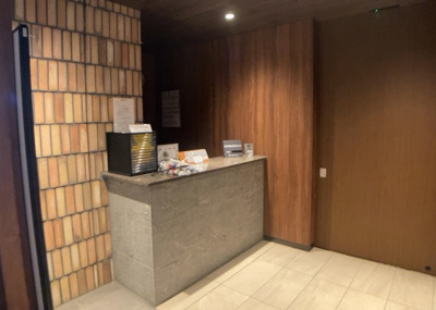 【受付】 | リーフィアレジデンス橋本 | 受付はマンションコンシェルジュがいる場合もあれば、管理人が滞在する小部屋を総称して呼ぶことがあります。主にエントランスに設置されていることから、防犯面でも期待ができます。防犯設備がない場合はより安心！