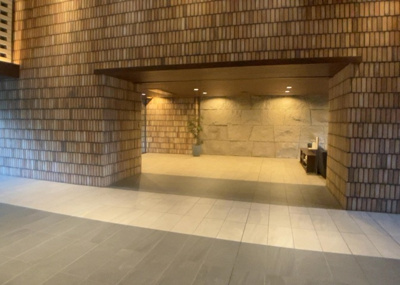 【ロビー】 | リーフィアレジデンス橋本 | ラウンジは、マンションの共用スペースに椅子やテーブルなどを配置した利用者が寛げる空間です。屋内型ラウンジと屋外型ラウンジがあります。共用部分の管理状況と合わせて、詳細については現地でご確認ください。