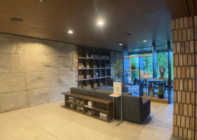 【ロビー】 | リーフィアレジデンス橋本 | ロビーというと、エントランスと何がちがうの？と思いますよね。実はロビーとエントランスには明確な決まりはありません。物件によっては、エントランスを入って広がるある程度の広さのある空間がロビーとなります。