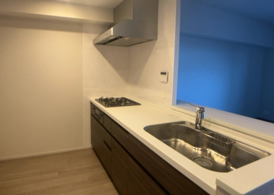 【キッチン】 | リーフィアレジデンス橋本 | 標準的なシステムキッチンの横幅は、165cm～300cm程度です。2100・2400・2550・2700などミリ単位で表記されます。普段どのように料理をするのかを想定しながら合ったサイズを選びましょう