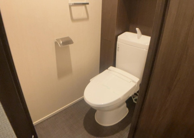 【トイレ】 | リーフィアレジデンス橋本 | トイレは大きさや形、機能、抗菌性などが異なる多種多彩なタイプが各メーカーから出ています。それぞれに良さがあるため、事前にどういったタイプのトイレがいいのかをご家庭内で決めて、内見に行くといいでしょう。