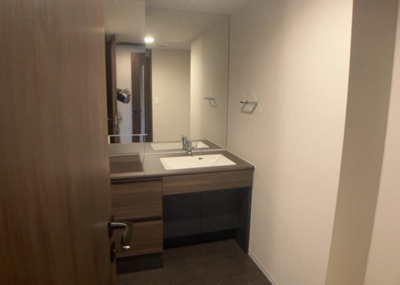 【独立洗面台】 | リーフィアレジデンス橋本 | 洗面化粧台では顔を洗ったり、身だしなみを整えることが本来の使い方ですが、用途によっては洗面化粧台に求められる機能が違ってくるため、ご自身や家族のライフスタイルに合ったものを選ぶことをおすすめ致します。