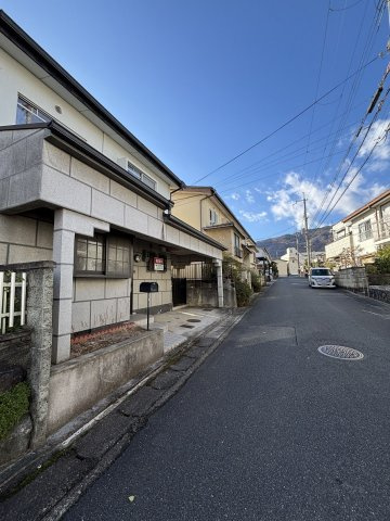 【前面道路含む現地写真】 | 大枝西新林町五丁目テラスハウス | 前道約6ｍ