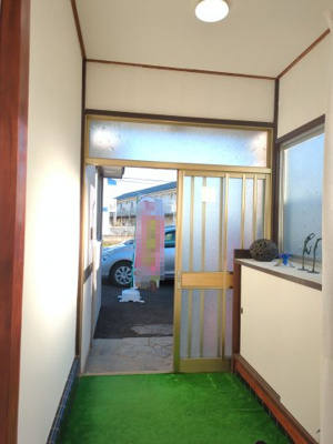【玄関】 | 大網白里市永田　事務所付中古戸建 | 明るい玄関です