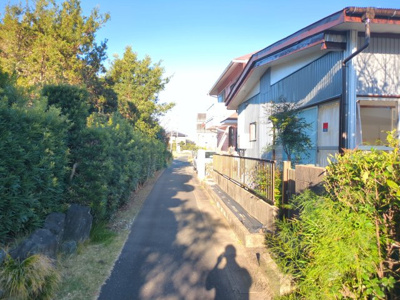 【前面道路含む現地写真】 | 大網白里市永田　事務所付中古戸建 | 前面道路含む現地写真です