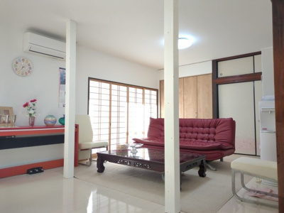 【居間・リビング】 | 大網白里市永田　事務所付中古戸建 | おしゃれな居間です