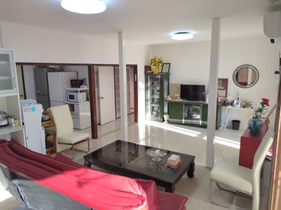 【居間・リビング】 | 大網白里市永田　事務所付中古戸建 | リビングです