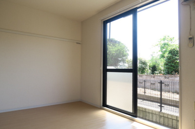 洋室6帖　角部屋につき2面採光で明るいお部屋です