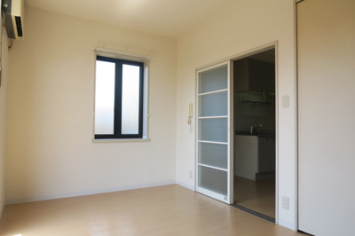 洋室6帖　角部屋につき2面採光で明るいお部屋です