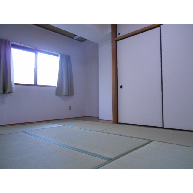 サン・アド・テシガワラの居間・リビング|和室6帖