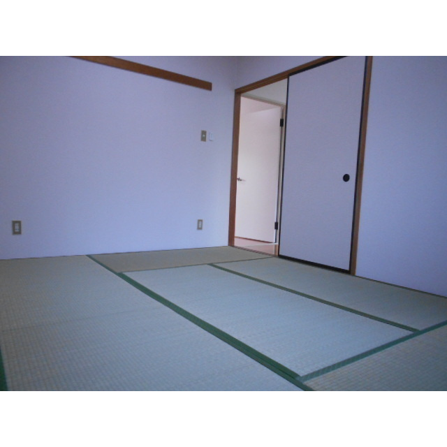 サン・アド・テシガワラの居間・リビング|和室6帖