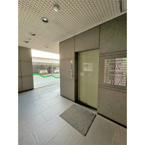 サン・アド・テシガワラのエントランス|お問い合わせは美濃善不動産駅前店へ！