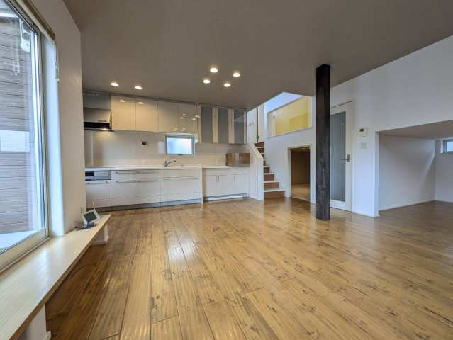 【居間・リビング】 | ご家族みんながゆったりくつろげる広々リビングです。