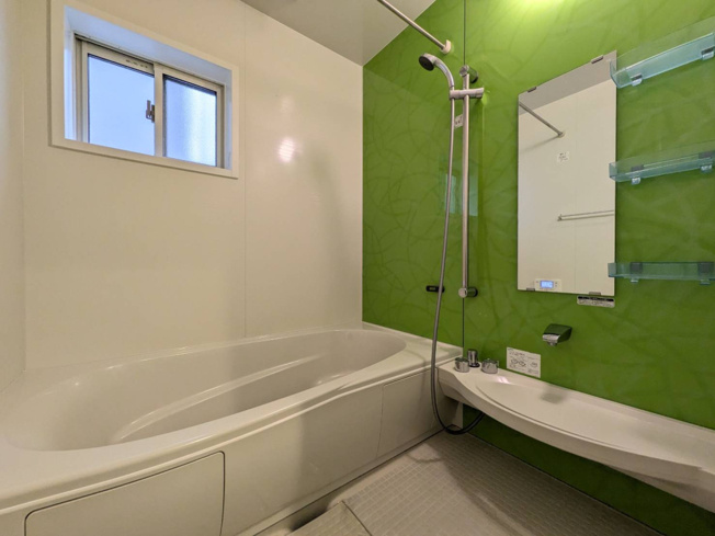 【浴室】 | 半身浴もゆっくり楽しめる広々浴室です。