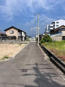 売土地の前面道路含む現地写真