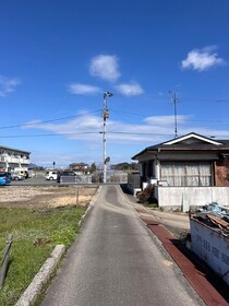 売土地の前面道路含む現地写真