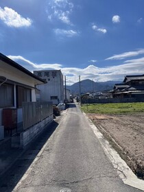 売土地の前面道路含む現地写真