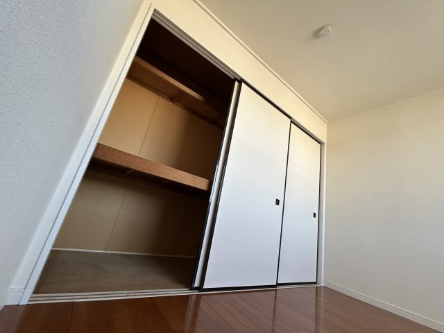 ファミリーハイツの収納|広々とした洋室です