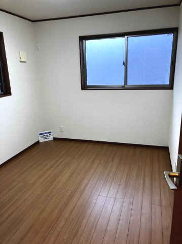 ６４０７２　岐阜市早田東町中古戸建ての洋室