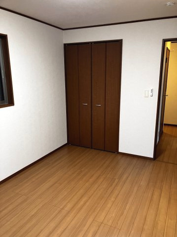 ６４０７２　岐阜市早田東町中古戸建ての洋室