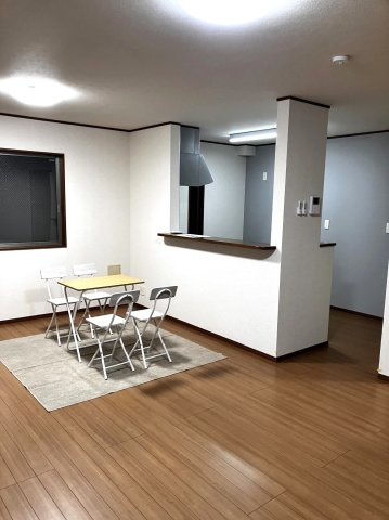 ６４０７２　岐阜市早田東町中古戸建ての居間・リビング