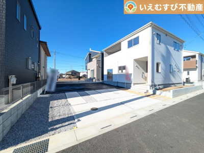 【駐車場】 | URBAN STYLE　東松山市石橋2期 | 2台駐車可能なスペース完備
しっかり舗装してある駐車スペースで天気が悪く足元が悪い日でも乗り降りしやすい♪