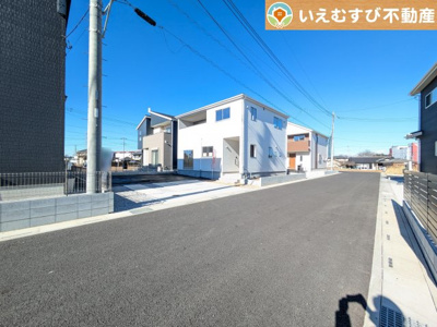 【前面道路含む現地写真】 | URBAN STYLE　東松山市石橋2期 | 整備されたばかりの綺麗な6ｍ道路
ゆとりの6ｍ道路に面しているのでお車の駐車も楽々、すれ違える広さが嬉しい！