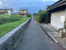 売土地の前面道路含む現地写真