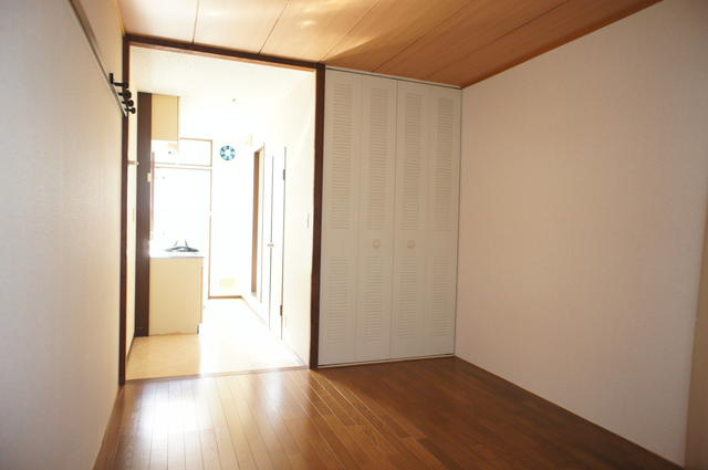 内山ハイツの洋室