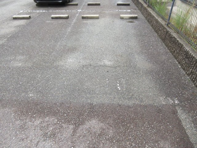 メルヴィルA棟の駐車場